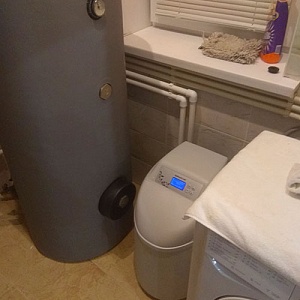 Кабинетный умягчитель WaterBox 400 C, Потребители : до 2 человек, сброс 60л
